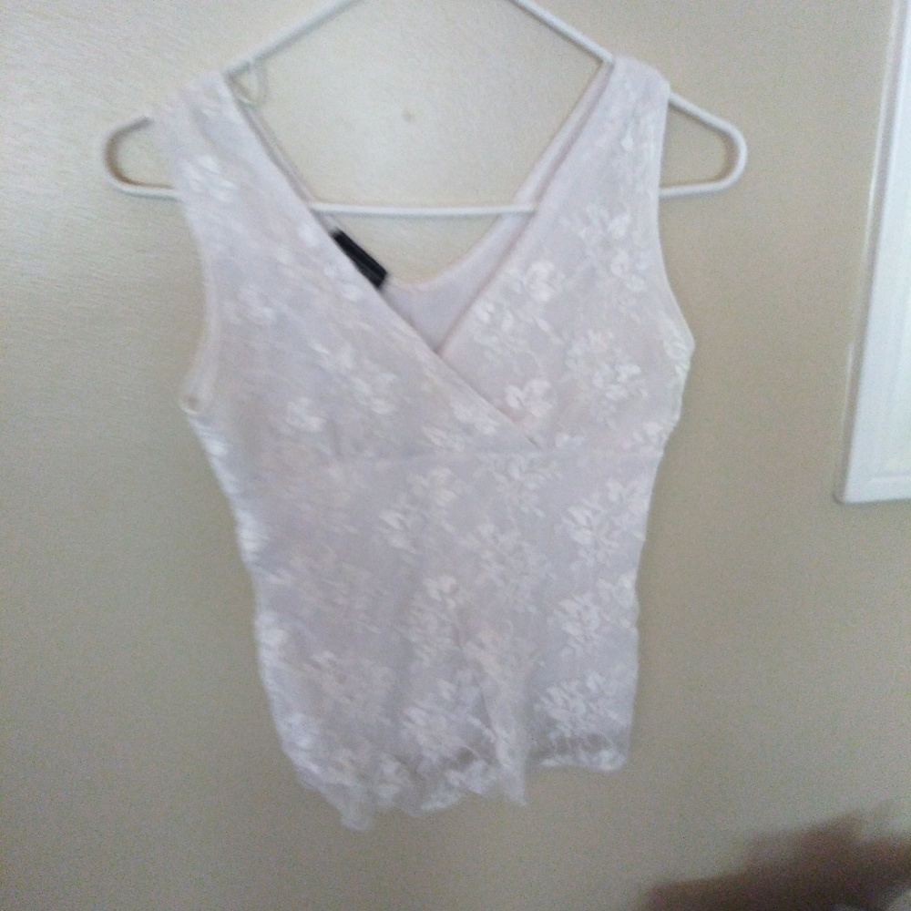 White lace sleeveless